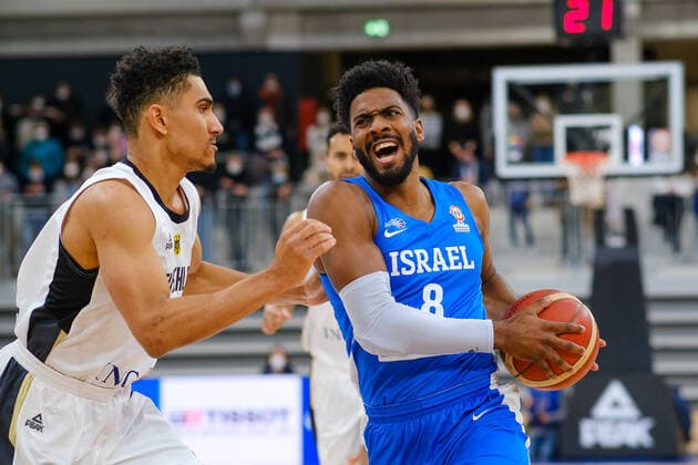 Shawn Dawson (Israel, 8) im Zweikampf mit Maodo Lo (Deutschland, 4) GER, Deutschland vs. Israel, Basketball, World Cup Qualifers, 28.02.2022, GER, Deutschland vs. Israel, Basketball, World Cup Qualifiers, 28.02.2022 Heidelberg Copyright: xEibner-Pressefotox EP_EER