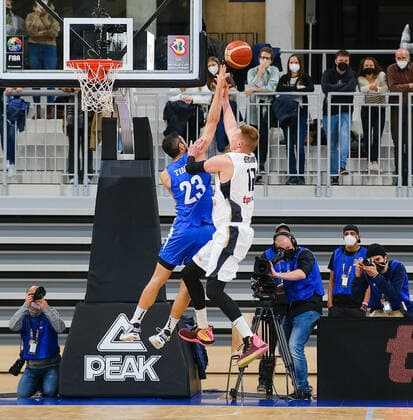 Robin Benzing (Deutschland, 12) beim Wurf gegen Bar Timor (Israel, 23) GER, Deutschland vs. Israel, Basketball, World Cup Qualifers, 28.02.2022, GER, Deutschland vs. Israel, Basketball, World Cup Qualifiers, 28.02.2022 Heidelberg Copyright: xEibner-Pressefotox EP_EER