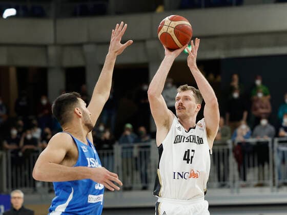 28.02.2022, Germany vs. Israel, FIBA Basketball World Cup Qualifiers, Group D, GER, Heidelberg, SNP dome, Picture: (from the left side), Nimrod Levi (Israel) und David Kraemer (Germany) Copyright: HMBxMedia xHeikoxBecker