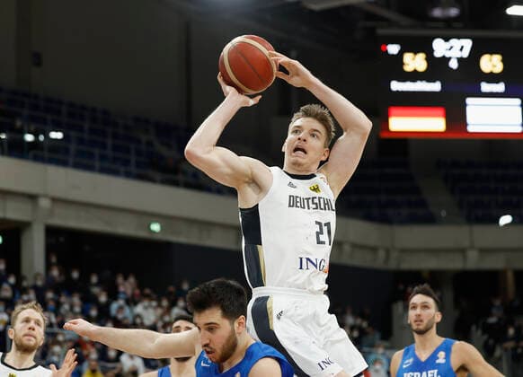 Sport Bilder des Tages 28.02.2022, Germany vs. Israel, FIBA Basketball World Cup Qualifiers, Group D, GER, Heidelberg, SNP dome, Picture: (from the left side), Tamir Blatt (Israel) and Justus Hollatz (Germany) Copyright: HMBxMedia xHeikoxBecker