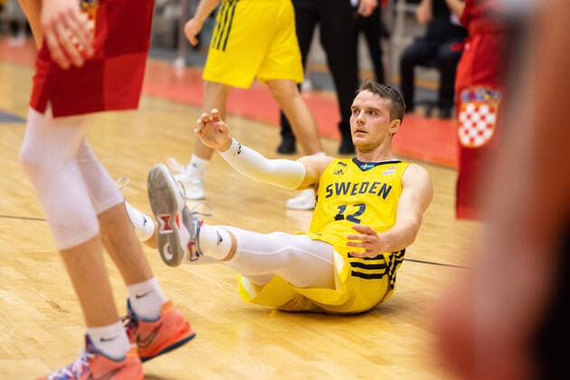 220228 Ludvig Hakansson of Sweden looks dejected during the FIBA World Cup Qualifier game between Sweden and Croatia on February 28, 2022 in Norrköping. Copyright: PETERxHOLGERSSON BB220228PH050