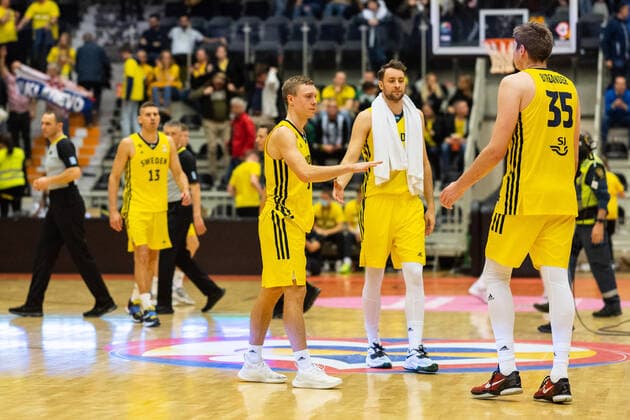 220228 Players of Sweden look dejected during the FIBA World Cup Qualifier game between Sweden and Croatia on February 28, 2022 in Norrköping. Copyright: PETERxHOLGERSSON BB220228PH054
