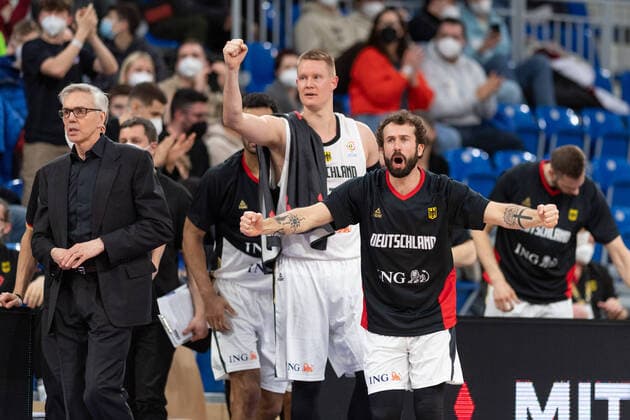 Basketball Heidelberg 28.02.2022 WM Qualifikation FIBA Basketball World Cup European Qualifiers Deutschland (GER) - Israel (ISR) Jubel Deutschland Bastian Doreth (Deutschland, No.13) Robin Benzing (Deutschland, No.12) und andere