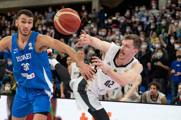 Basketball Heidelberg 28.02.2022 WM Qualifikation FIBA Basketball World Cup European Qualifiers Deutschland (GER) - Israel (ISR) Andreas Obst (Deutschland, No.42) Nimrod Levi (Israel, No.30)