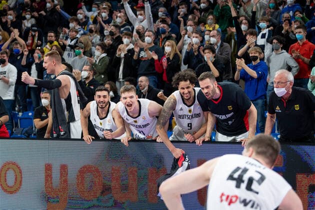 Sport Themen der Woche KW09 Sport Bilder des Tages Basketball Heidelberg 28.02.2022 WM Qualifikation FIBA Basketball World Cup European Qualifiers Deutschland (GER) - Israel (ISR) Jubel Deutschland Robin Benzing (Deutschland, No.12) Max Di Leo (Deutschland, No.07) Justus Hollatz (Deutschland, No.21) Michael Kessens (Deutschland, No.09) Jonas Wohlfarth-Bottermann (Deutschland, No.18) vlnr. Andreas Obst (Deutschland, No.42)
