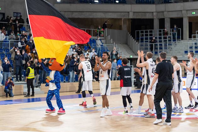Basketball Heidelberg 28.02.2022 WM Qualifikation FIBA Basketball World Cup European Qualifiers Deutschland (GER) - Israel (ISR) Jubel Deutschland Johannes Thiemann (Deutschland, No.32) und andere