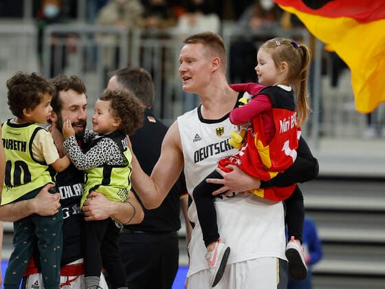 Sport Bilder des Tages 28.02.2022, Germany vs. Israel, FIBA Basketball World Cup Qualifiers, Group D, GER, Heidelberg, SNP dome, Picture: (from the left side), Bastian Doreth (Germany) and Robin Benzing (Germany) with their children Copyright: HMBxMedia xHeikoxBecker