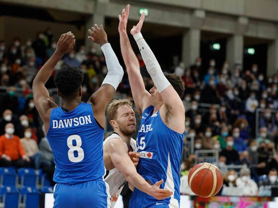 28.02.2022, Germany vs. Israel, FIBA Basketball World Cup Qualifiers, Group D, GER, Heidelberg, SNP dome, Picture: (from the left side), Shawn Dawson (Israel), Christian Sengfelder (Germany) and Jake Cohen (Israel) Copyright: HMBxMedia xHeikoxBecker