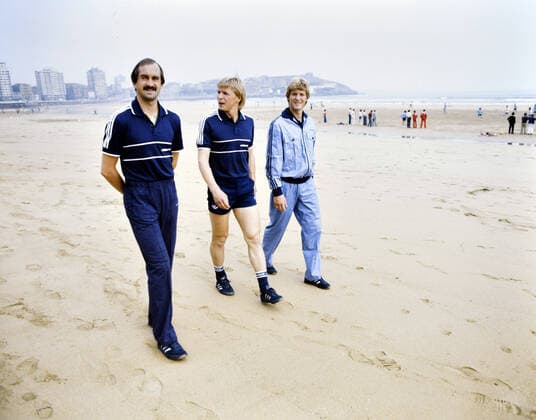 19.06.82 WM 1982 DFB Spieler am Strand Spanien, Gijon, 19.06.1982, Fussball, FIFA WM 1982 in Spanien, DFB Spieler am Strand von Gijon: v.l. Uli Stielike, Bernd Förster, Karlheinz Förster. *** 19 06 82 World Cup 1982 DFB players on the beach Spain, Gijon, 19 06 1982, Football, FIFA World Cup 1982 in Spain, DFB players on the beach of Gijon from l Uli Stielike, Bernd Förster, Karlheinz Förster