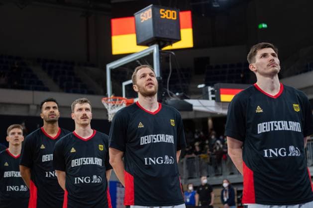 Basketball Heidelberg 28.02.2022 WM Qualifikation FIBA Basketball World Cup European Qualifiers Deutschland (GER) - Israel (ISR) Teamvorstellung Deutschland Nationalhymne David Krämer (Deutschland, No.44) Kraemer Kramer Christian Sengfelder (Deutschland, No.43) Andreas Obst (Deutschland, No.42) Johannes Thiemann (Deutschland, No.32) Justus Hollatz (Deutschland, No.21) vrnl.