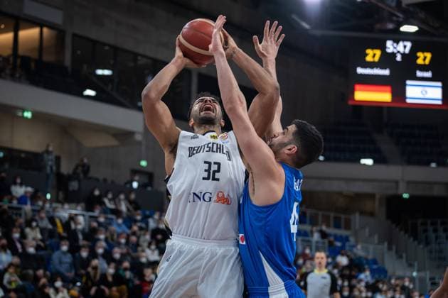 Basketball Heidelberg 28.02.2022 WM Qualifikation FIBA Basketball World Cup European Qualifiers Deutschland (GER) - Israel (ISR) Johannes Thiemann (Deutschland, No.32) Tomer Ginat (Israel, No.41)