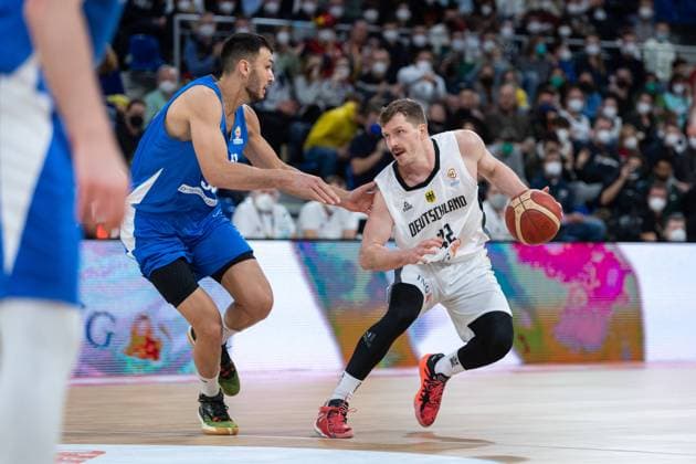 Basketball Heidelberg 28.02.2022 WM Qualifikation FIBA Basketball World Cup European Qualifiers Deutschland (GER) - Israel (ISR) Andreas Obst (Deutschland, No.42) Nimrod Levi (Israel, No.30)