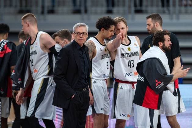 Basketball Heidelberg 28.02.2022 WM Qualifikation FIBA Basketball World Cup European Qualifiers Deutschland (GER) - Israel (ISR) Gordon Herbert (Deutschland, Bundestrainer) Christian Sengfelder (Deutschland, No.43) Michael Kessens (Deutschland, No.09) und andere