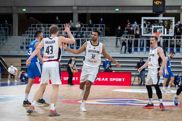 Basketball Heidelberg 28.02.2022 WM Qualifikation FIBA Basketball World Cup European Qualifiers Deutschland (GER) - Israel (ISR) Johannes Thiemann (Deutschland, No.32) Christian Sengfelder (Deutschland, No.43) Andreas Obst (Deutschland, No.42) re. Jubel