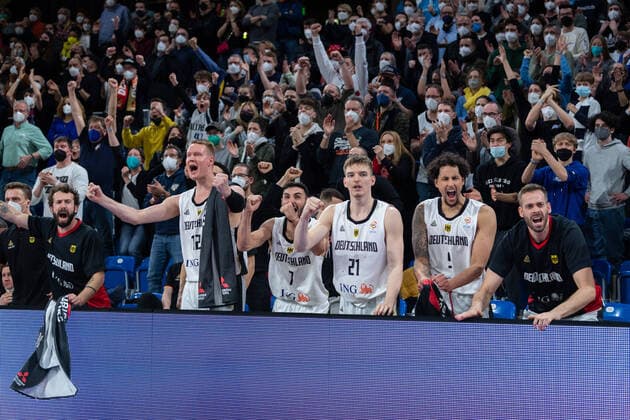 Basketball Heidelberg 28.02.2022 WM Qualifikation FIBA Basketball World Cup European Qualifiers Deutschland (GER) - Israel (ISR) Jubel Bastian Doreth (Deutschland, No.13) Robin Benzing (Deutschland, No.12) Max Di Leo (Deutschland, No.07) Justus Hollatz (Deutschland, No.21) Michael Kessens (Deutschland, No.09) Jonas Wohlfarth-Bottermann (Deutschland, No.18) vlnr.