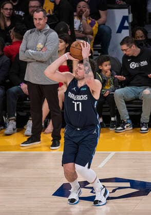 March 1, 2022, Los Angeles, California, USA: Luka Doncic 77 of the Dallas Mavericks puts up three point shot during their NBA, Basketball Herren, USA game against the Los Angeles Lakers on Tuesday March 1, 2022 at Crypto.com Arena in Los Angeles, California. Lakers lose to Mavericks, 104-109. PI Los Angeles USA - ZUMAp124 20220301_zaa_p124_010 Copyright: xJAVIERxROJASx