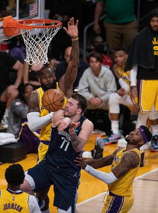 March 1, 2022, Los Angeles, California, USA: Luka Doncic 77 of the Dallas Mavericks is forced to pass the ball after being blocked by LeBron James 6 of the Los Angeles Lakers during their NBA, Basketball Herren, USA game on Tuesday March 1, 2022 at Crypto.com Arena in Los Angeles, California. Lakers lose to Mavericks, 104-109. PI Los Angeles USA - ZUMAp124 20220301_zaa_p124_011 Copyright: xJAVIERxROJASx