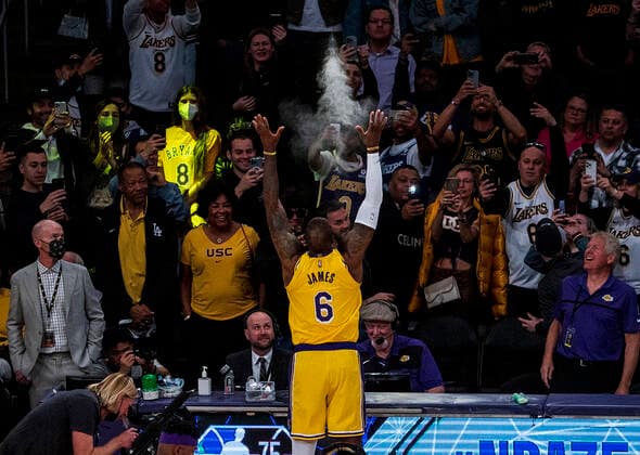 March 1, 2022, Los Angeles, California, USA: LeBron James 6 of the Los Angeles Lakers performs his powder ritual prior to their NBA, Basketball Herren, USA game against the Dallas Mavericks on Tuesday March 1, 2022 at Crypto.com Arena in Los Angeles, California. Lakers lose to Mavericks, 104-109. PI Los Angeles USA - ZUMAp124 20220301_zaa_p124_013 Copyright: xJAVIERxROJASx