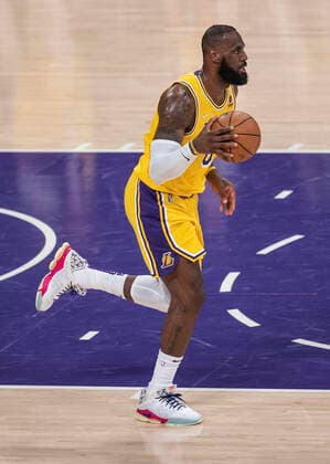 March 1, 2022, Los Angeles, California, USA: LeBron James 6 of the Los Angeles Lakers during their NBA, Basketball Herren, USA game against the Dallas Mavericks on Tuesday March 1, 2022 at Crypto.com Arena in Los Angeles, California. Lakers lose to Mavericks, 104-109. PI Los Angeles USA - ZUMAp124 20220301_zaa_p124_028 Copyright: xJAVIERxROJASx