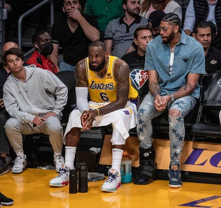 March 1, 2022, Los Angeles, California, USA: LeBron James 6 and Anthony Davis 3 of the Los Angeles Lakers on the bench during their NBA, Basketball Herren, USA game against the Dallas Mavericks on Tuesday March 1, 2022 at Crypto.com Arena in Los Angeles, California. Lakers lose to Mavericks, 104-109. PI Los Angeles USA - ZUMAp124 20220301_zaa_p124_033 Copyright: xJAVIERxROJASx