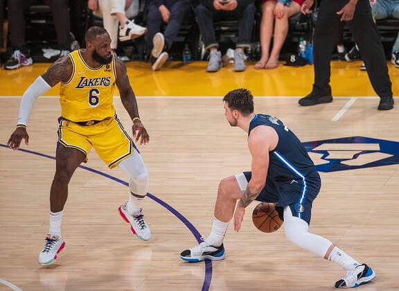 March 1, 2022, Los Angeles, California, USA: Luka Doncic 77 of the Dallas Mavericks is defended by LeBron James 6 of the Los Angeles Lakers during their NBA, Basketball Herren, USA game on Tuesday March 1, 2022 at Crypto.com Arena in Los Angeles, California. Lakers lose to Mavericks, 104-109. PI Los Angeles USA - ZUMAp124 20220301_zaa_p124_040 Copyright: xJAVIERxROJASx