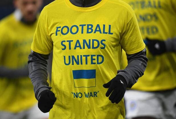 Bilder des Jahres 2022, Sport 03 März Sport Themen der Woche KW09 Mandatory Credit: Photo by Anna Gowthorpe Shutterstock (12828378bc) A close up of the yellow no war t-shirt worn by players in the warm up Burnley v Leicester City, Premier League, Football, Elland Road, Leeds, UK - 01 Mar 2022 EDITORIAL USE ONLY No use with unauthorised audio, video, data, fixture lists, club league logos or live services. Online in-match use limited to 120 images, no video emulation. No use in betting, games or single club league player publications. Burnley v Leicester City, Premier League, Football, Elland Road, Leeds, UK - 01 Mar 2022 EDITORIAL USE ONLY No use with unauthorised audio, video, data, fixture lists, club league logos or live services. Online in-match use limited to 120 images, no video emulation. No use in betting, games or single club league player publications.  Copyright: xAnnaxGowthorpe Shutterstockx 12828378bc