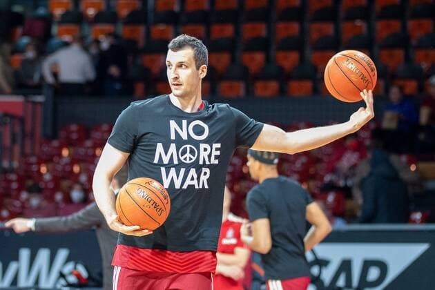 Paul Zipser 16 (FC Bayern), during warmup, shirt no more war, FC Bayern Basketball vs. Hamburg Towers, easyCredit BBL, 02.03.2022 Muenchen Bayern Deutschland