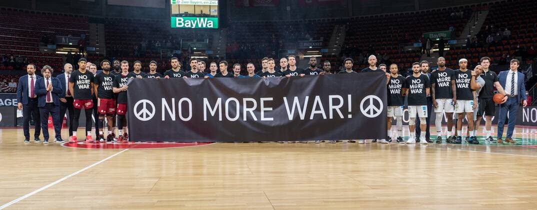 Team mit Plakat no more war, FC Bayern Basketball vs. Hamburg Towers, easyCredit BBL, 02.03.2022 Muenchen Bayern Deutschland