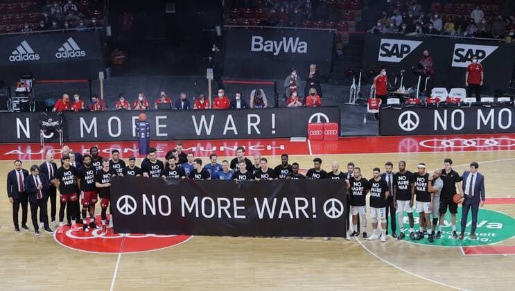 Mannschaften vor Spielbeginn mit Statement gegen Russland-Ukraine-Krieg. Basketball, FC Bayern - Hamburg, am 2.03.2022, Basketball Bundesliga, FC Bayern München Basketball - Hamburg Towers, Saison 2021-2022, in Muenchen, A U D I D O M E, Deutschland. Quelle Copyright Credit : Oryk HAIST