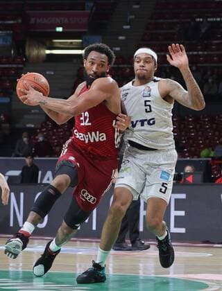 Bayerns 32 Darrun HILLARD vs Hamburgs 5 HOMESLEY. Basketball, FC Bayern - Hamburg, am 2.03.2022, Basketball Bundesliga, FC Bayern München Basketball - Hamburg Towers, Saison 2021-2022, in Muenchen, A U D I D O M E, Deutschland. Quelle Copyright Credit : Oryk HAIST
