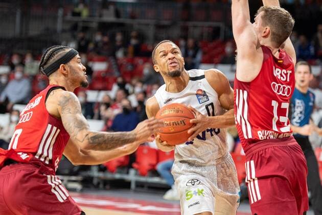 Nick Weiler-Babb 0 (FC Bayern), Jaylon Brown 0 (Hamburg Towers), Andreas Obst 13 (FC Bayern), FC Bayern Basketball vs. Hamburg Towers, easyCredit BBL, 02.03.2022 Muenchen Bayern Deutschland