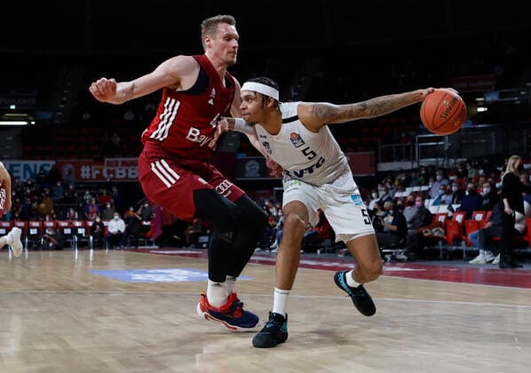 02.03.2022, BBL, FC Bayern Basketball vs Hamburg Towers , Audi Dome, Basketball, im Bild: Leon Radosevic (FCB Basketball) vs Caleb Homesley (Hamburg Towers)