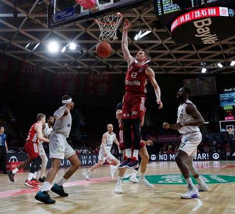 02.03.2022, BBL, FC Bayern Basketball vs Hamburg Towers , Audi Dome, Basketball, im Bild: Caleb Homesley (Hamburg Towers), Leon Radosevic (FCB Basketball) und Eddy Edigin (Hamburg Towers)