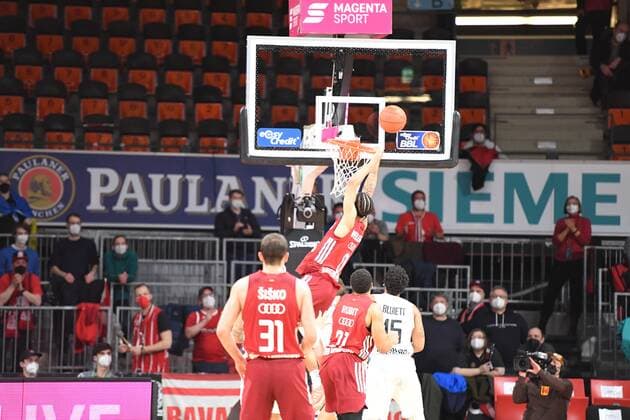 Nick Weiler-Babb 0 (FC Bayern), Dunk im Rahmen dessen er schwer gestürzt ist, FC Bayern Basketball vs. Hamburg Towers, easyCredit BBL, 02.03.2022 Muenchen Bayern Deutschland