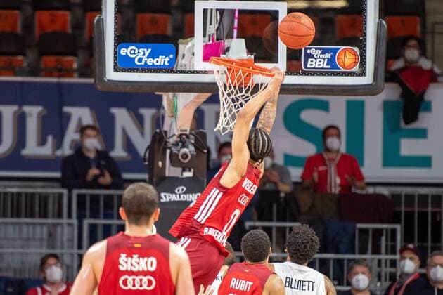 Nick Weiler-Babb 0 (FC Bayern), Dunk, im Rahmen dessen er schwer gestuerzt ist, FC Bayern Basketball vs. Hamburg Towers, easyCredit BBL, 02.03.2022 Muenchen Bayern Deutschland