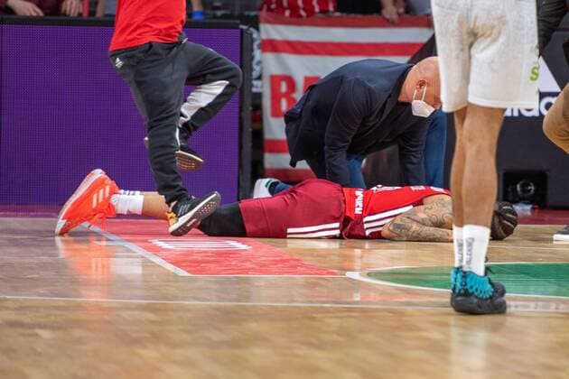 Nick Weiler-Babb 0 (FC Bayern) nach dem Sturz , FC Bayern Basketball vs. Hamburg Towers, easyCredit BBL, 02.03.2022 Muenchen Bayern Deutschland