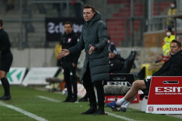 02.03.2022, xgox, Fussball 3.Liga, Hallescher FC - FC Viktoria 1889 Berlin emspor, v.l. David Pietrzyk (Berlin, Interimstrainer) gibt Anweisungen, gestikuliert mit den Armen, gesticulate, gives instructions (DFL DFB REGULATIONS PROHIBIT ANY USE OF PHOTOGRAPHS as IMAGE SEQUENCES and or QUASI-VIDEO) Halle (Saale)