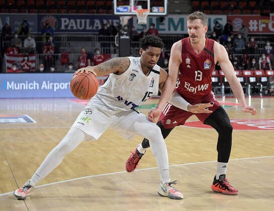 02.03.2022, xemx, Basketball BBL Bundesliga, FC Bayern Muenchen Basketball - Hamburg Towers emspor, v.l. Trevon Bluiett (Hamburg Towers), Andreas Obst (FC Bayern Basketball) Zweikampf, Aktion, action, battle for the ball Muenchen