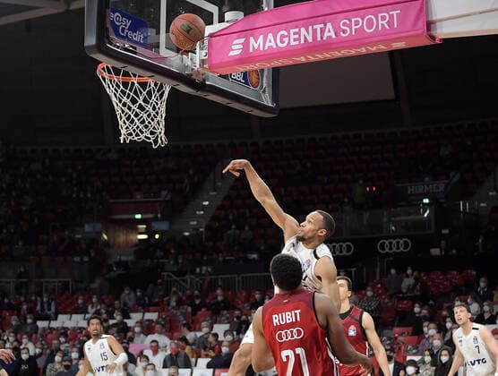02.03.2022, xemx, Basketball BBL Bundesliga, FC Bayern Muenchen Basketball - Hamburg Towers emspor, v.l. Augustine Rubit (FC Bayern Basketball), Jaylon Brown (Hamburg Towers) mit Korbleger Muenchen