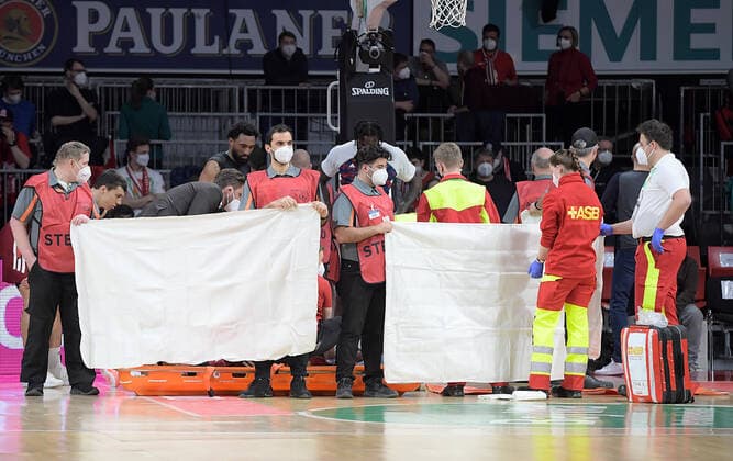 02.03.2022, xemx, Basketball BBL Bundesliga, FC Bayern Muenchen Basketball - Hamburg Towers emspor, v.l. Nick Weiler-Babb (FC Bayern Basketball) verletzt sich schwer wird behandelt Muenchen