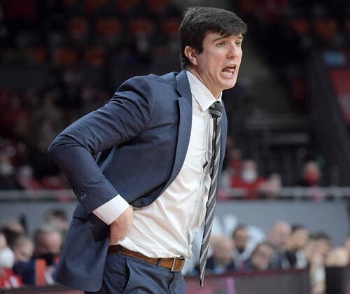 02.03.2022, xemx, Basketball BBL Bundesliga, FC Bayern Muenchen Basketball - Hamburg Towers emspor, v.l. Cheftrainer Pedro Calles (Hamburg Towers) gibt Anweisungen, gestikuliert mit den Armen, gesticulate, gives instructions Muenchen