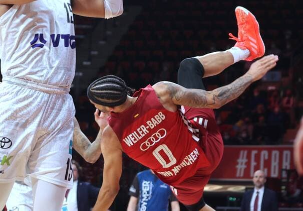 Sport Bilder des Tages Sturz ohne Fremdeinwirkung . . . Bayerns 0 Nick WEILER-BABB vor Verletzung. Basketball, FC Bayern - Hamburg, am 2.03.2022, Basketball Bundesliga, FC Bayern München Basketball - Hamburg Towers, Saison 2021-2022, in Muenchen, A U D I D O M E, Deutschland. Quelle Copyright Credit : Oryk HAIST