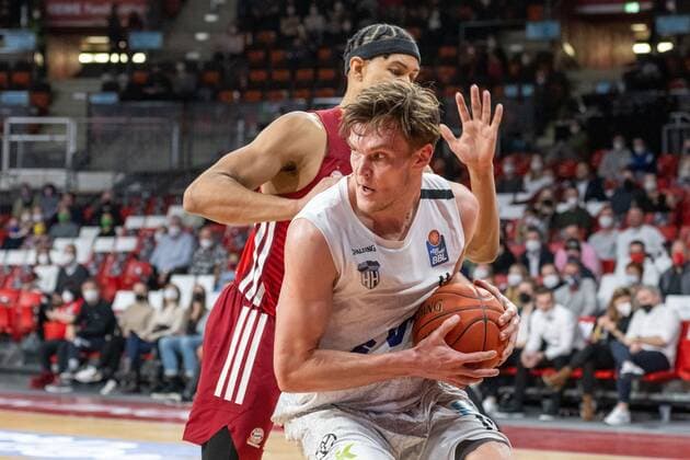 Jason George 12 (FC Bayern), Maik Kotsar 11 (Hamburg Towers), FC Bayern Basketball vs. Hamburg Towers, easyCredit BBL, 02.03.2022 Muenchen Bayern Deutschland