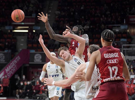 02.03.2022, xemx, Basketball BBL Bundesliga, FC Bayern Muenchen Basketball - Hamburg Towers emspor, v.l. Maik Kotsar (Hamburg Towers), Othello Hunter (FC Bayern Basketball) Zweikampf, Aktion, action, battle for the ball Muenchen
