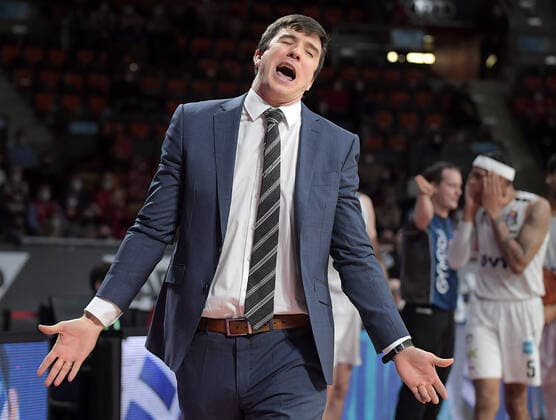 02.03.2022, xemx, Basketball BBL Bundesliga, FC Bayern Muenchen Basketball - Hamburg Towers emspor, v.l. Cheftrainer Pedro Calles (Hamburg Towers) gibt Anweisungen, gestikuliert mit den Armen, gesticulate, gives instructions Muenchen