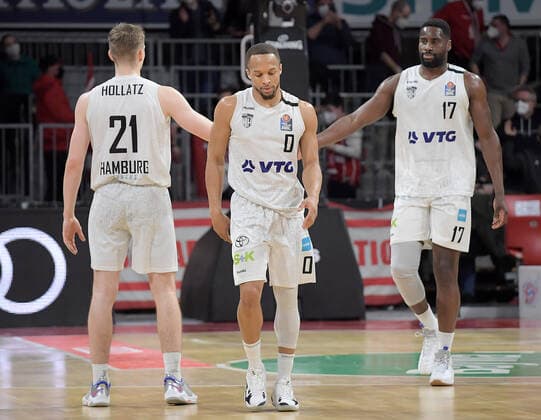02.03.2022, xemx, Basketball BBL Bundesliga, FC Bayern Muenchen Basketball - Hamburg Towers emspor, v.l. Mannschaft, Spieler, enttaeuscht, enttaeuscht schauend nach Spielende, dissapointed at the end of the match Muenchen