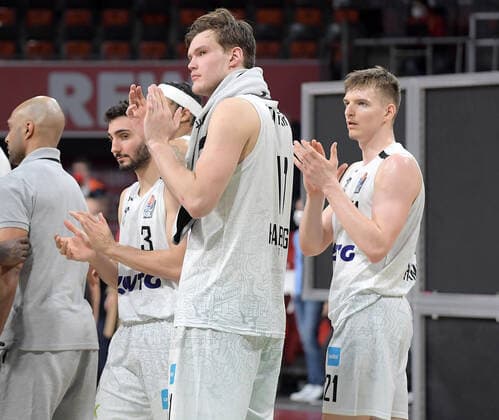 02.03.2022, xemx, Basketball BBL Bundesliga, FC Bayern Muenchen Basketball - Hamburg Towers emspor, v.l. Mannschaft, Spieler, enttaeuscht, enttaeuscht schauend nach Spielende, dissapointed at the end of the match Muenchen