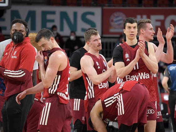 02.03.2022, xemx, Basketball BBL Bundesliga, FC Bayern Muenchen Basketball - Hamburg Towers emspor, v.l. Mannschaft, Spieler, jubeln nach Spielende, celebrate at the end of the match Muenchen