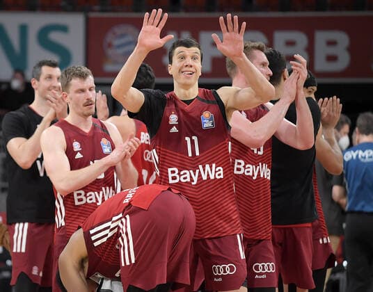 Sport Bilder des Tages 02.03.2022, xemx, Basketball BBL Bundesliga, FC Bayern Muenchen Basketball - Hamburg Towers emspor, v.l. Mannschaft, Spieler, jubeln nach Spielende, celebrate at the end of the match Muenchen