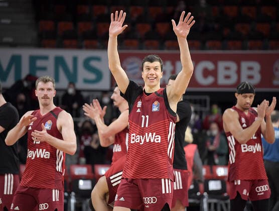 02.03.2022, xemx, Basketball BBL Bundesliga, FC Bayern Muenchen Basketball - Hamburg Towers emspor, v.l. Mannschaft, Spieler, jubeln nach Spielende, celebrate at the end of the match Muenchen